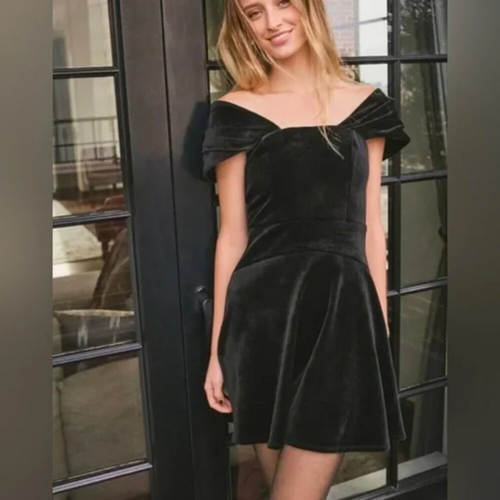 EXPRESS Off The Shoulder Mini COCKTAIL PARTY BLACK VELVET Dress XS NWT - Picture 1 of 9